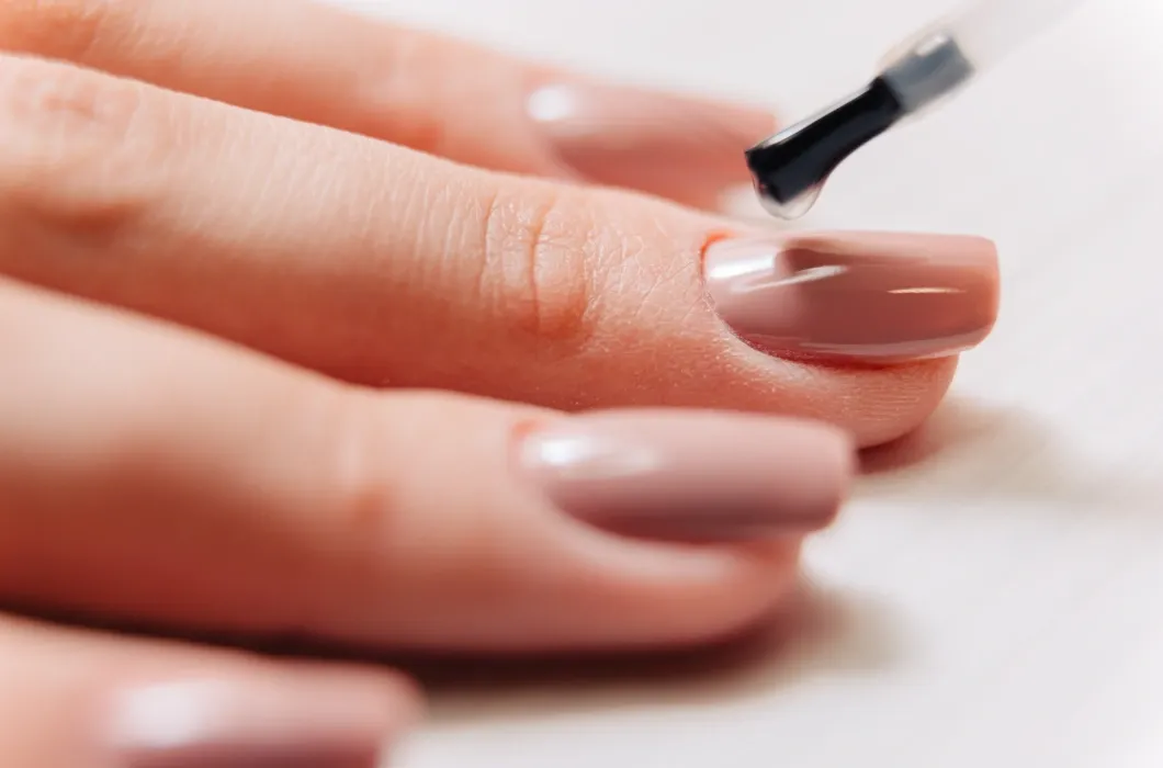 Jak utwardzić paznokcie bez lampy i cieszyć się ich trwałością