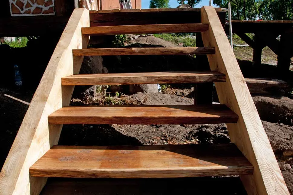 Jak zrobić schody ogrodowe drewniane – 7 kroków do idealnej konstrukcji
