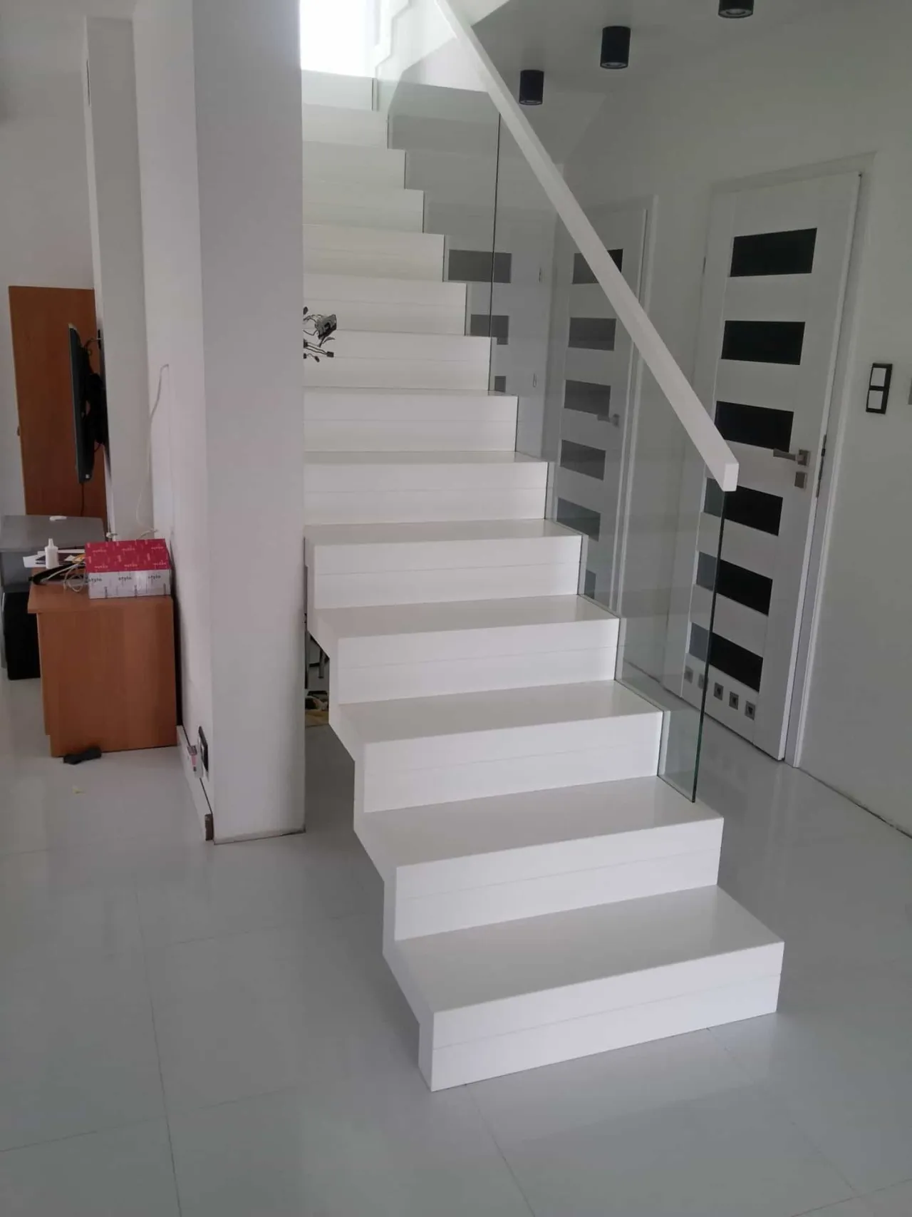 Schody: Półmat czy połysk? Która opcja sprawi, że Twój dom będzie olśniewający