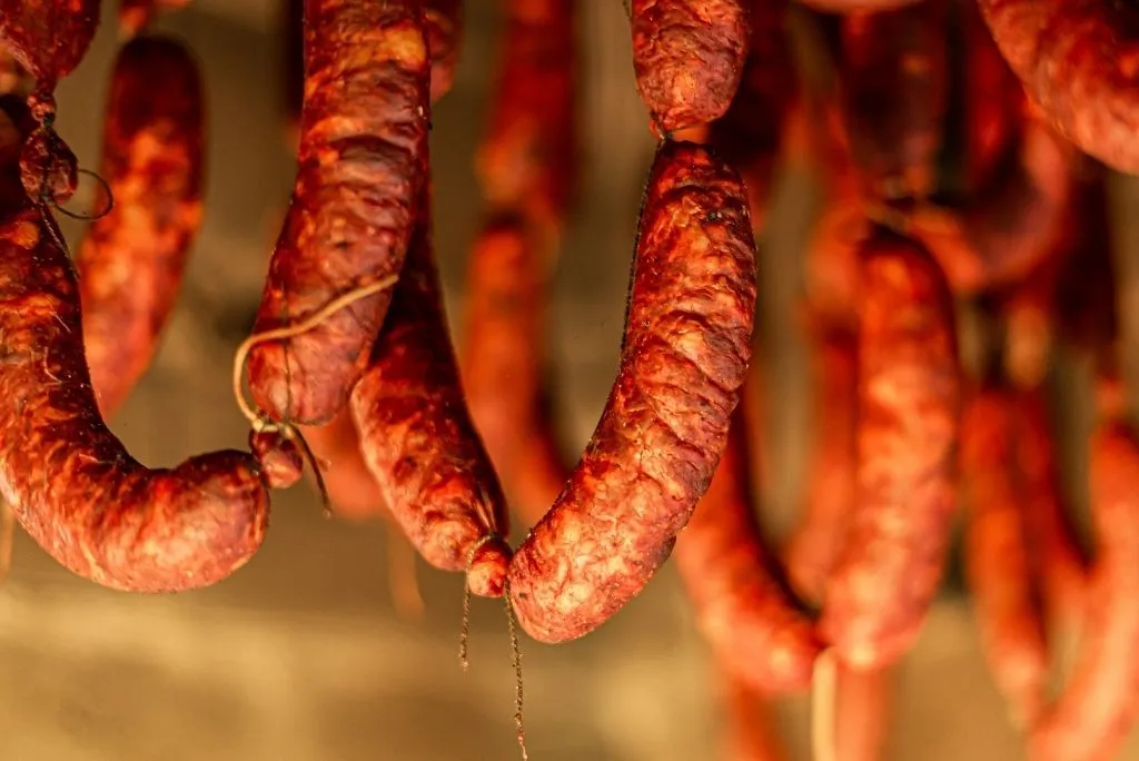 Jak długo wędzić kiełbasę, aby uzyskać idealny smak i aromat?