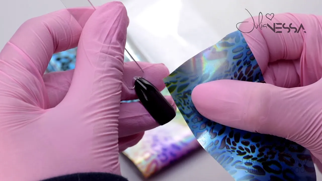 Jak przyklejać folię na paznokcie - proste sposoby na perfekcyjne efekty