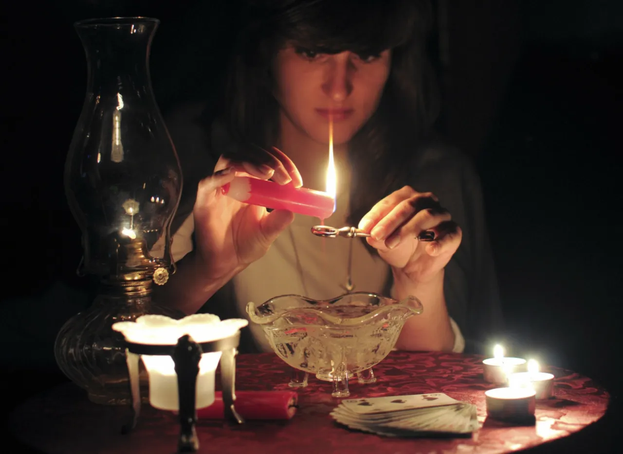 Co napisać na wróżbach andrzejkowych? Odkryj zabawne przepowiednie