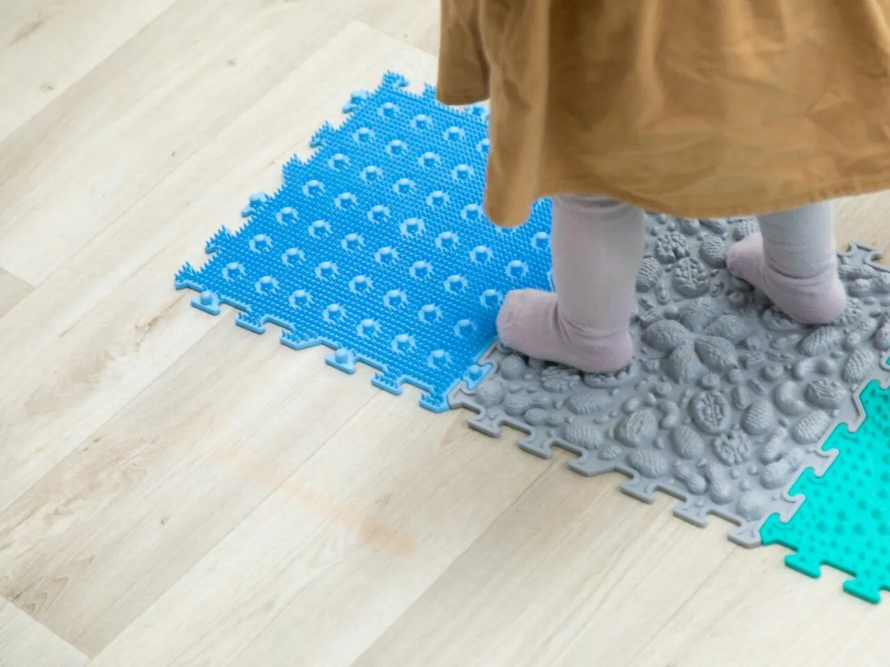 Jak zrobić ścieżkę sensoryczną, by rozwijać zmysły dzieci?