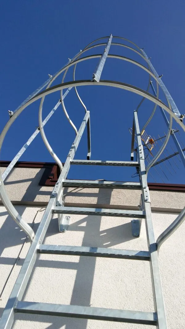 Drabinka na dach: Wybór, montaż i bezpieczeństwo - Wszystko co musisz wiedzieć