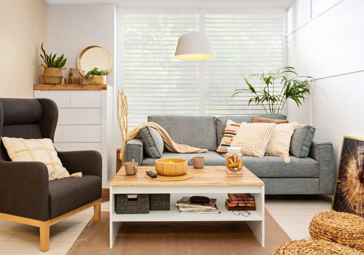 Co powiesić nad komodą w salonie, aby odmienić wnętrze?