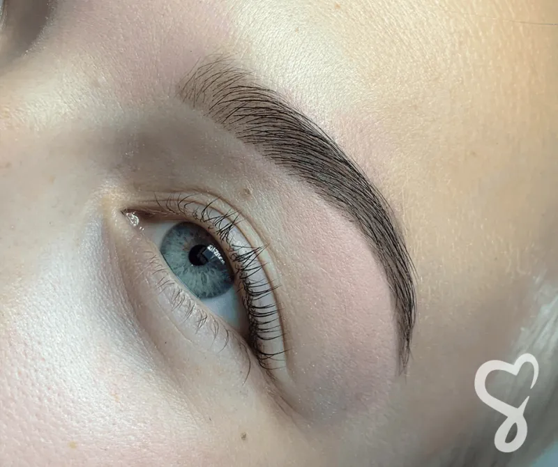 Ile utrzymuje się henna na włosach? Odkryj sekrety trwałości koloru