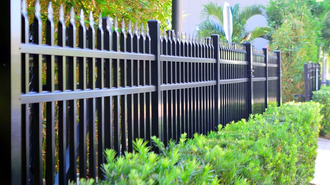 Ogrodzenie ile od drogi? Oto przepisy, które musisz znać