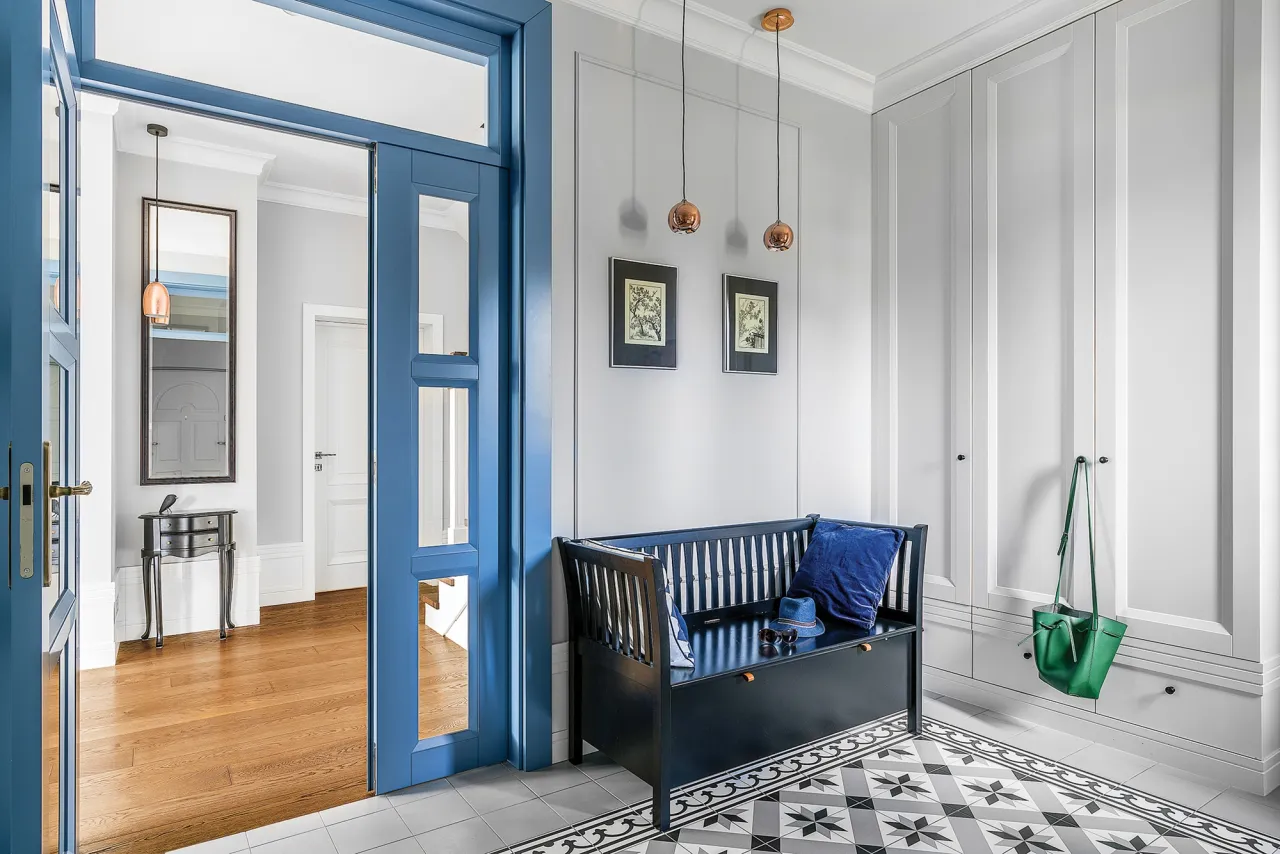 Co położyć na ścianę w przedpokoju, aby uniknąć nudnych aranżacji?