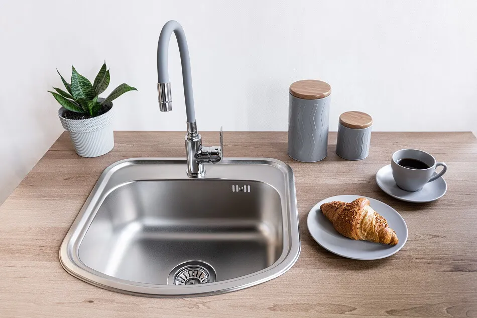 Jak wlać do zlewu, żeby nie śmierdziało? Skuteczne sposoby na zapachy