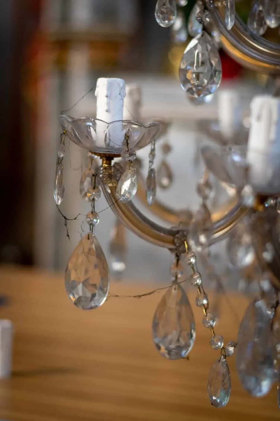 Jak wyczyścić żyrandol z kryształkami bez uszkodzeń i stresu