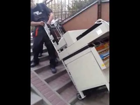 Bezpieczny transport ciężkich rzeczy po schodach bez ryzyka kontuzji