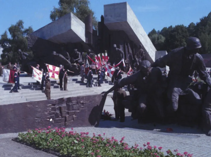 Znaczenie pomnika powstania warszawskiego w polskiej historii i pamięci