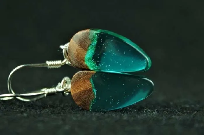 Jak zrobić piękną biżuterię z żywicy i drewna? Prosty sposób dla początkujących