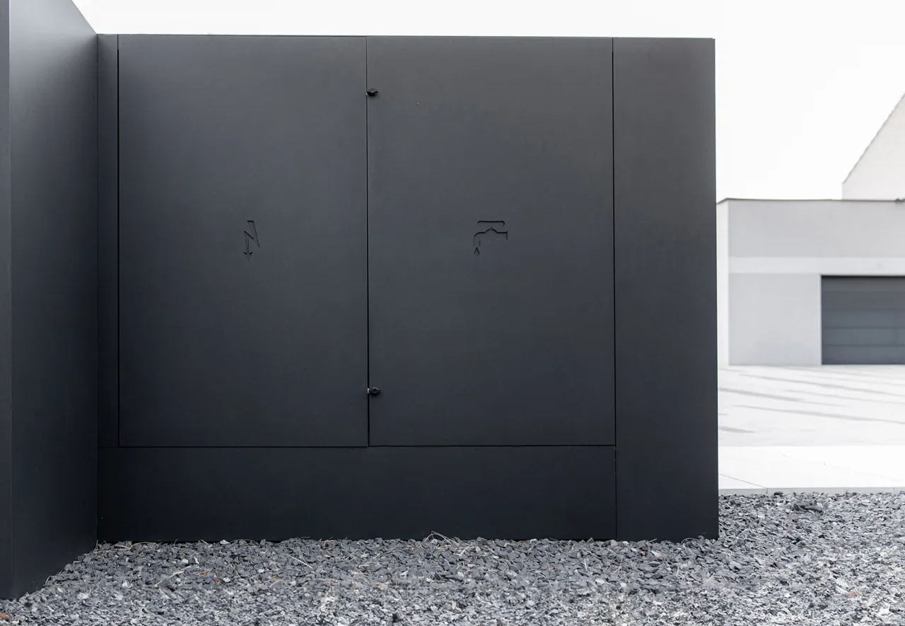 Jak ukryć skrzynkę elektryczną w ogrodzeniu i poprawić estetykę ogrodu