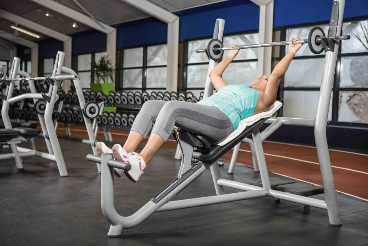 Jakie ćwiczenia na ławeczce skośnej pozwolą Ci uniknąć kontuzji? Jakie ćwiczenia na ławeczce skośnej pozwolą Ci uniknąć kontuzji?