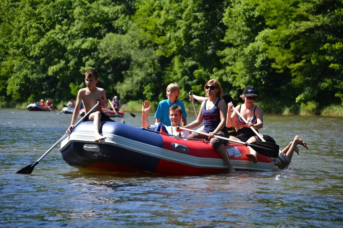 Spływ kajakowy Bardo – niezapomniane przygody w Kotlinie Kłodzkiej