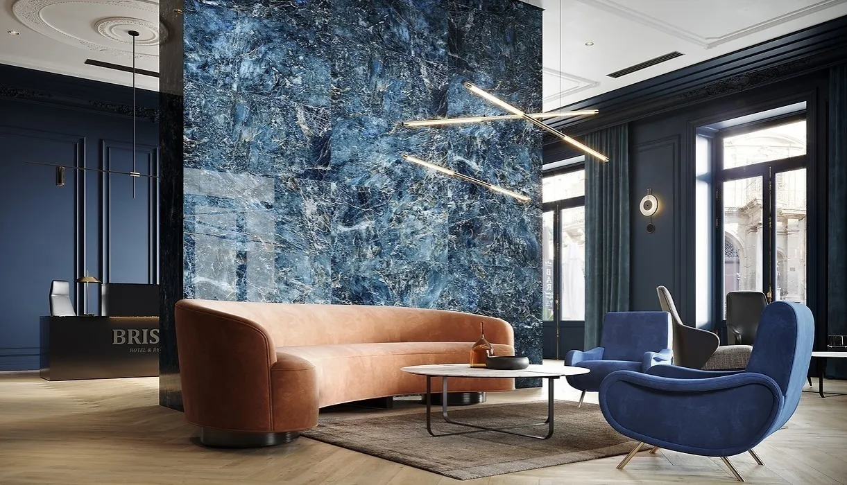 Jakie kolory łączyć z granatową ścianą w salonie, aby zyskać harmonię