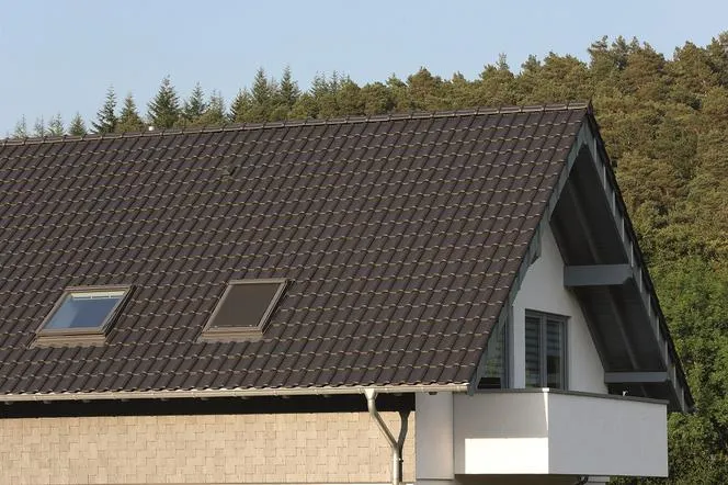 Dachówka angobowana czy glazurowana - która lepsza? Opinie użytkowników