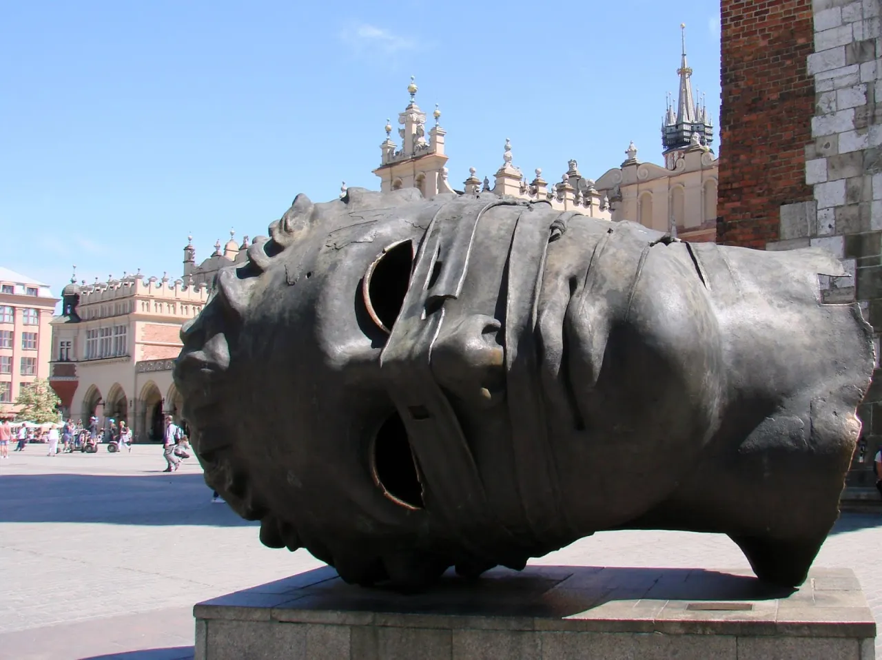 Igor Mitoraj - rzeźby w Polsce, które musisz zobaczyć w Krakowie i Warszawie