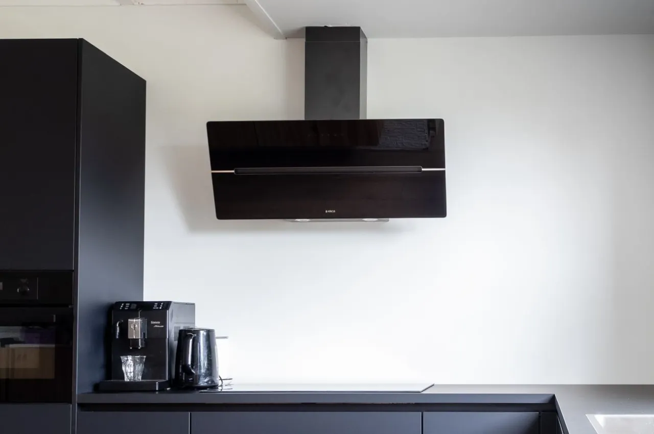 Na jakiej wysokości pochłaniacz w kuchni? Kluczowe zasady montażu