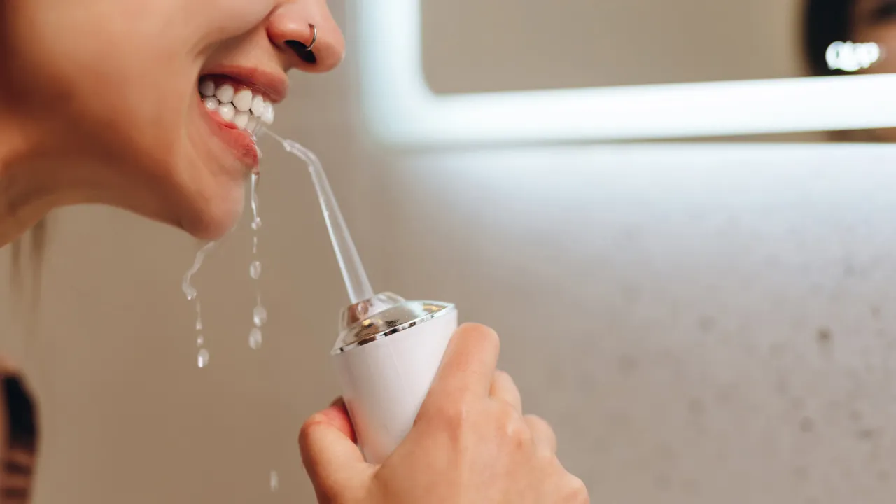 Skuteczne czyszczenie zębów irygatorem – uniknij błędów i zyskaj zdrowie