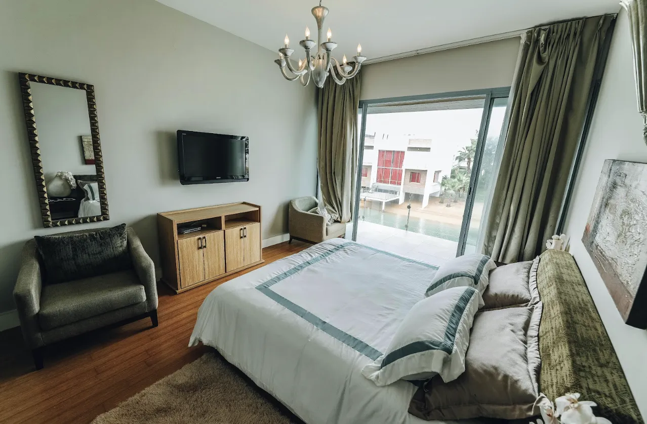 Dlaczego firany i zasłony wciąż są modne? Nowoczesne tkaniny i rozwiązania w aranżacji okien