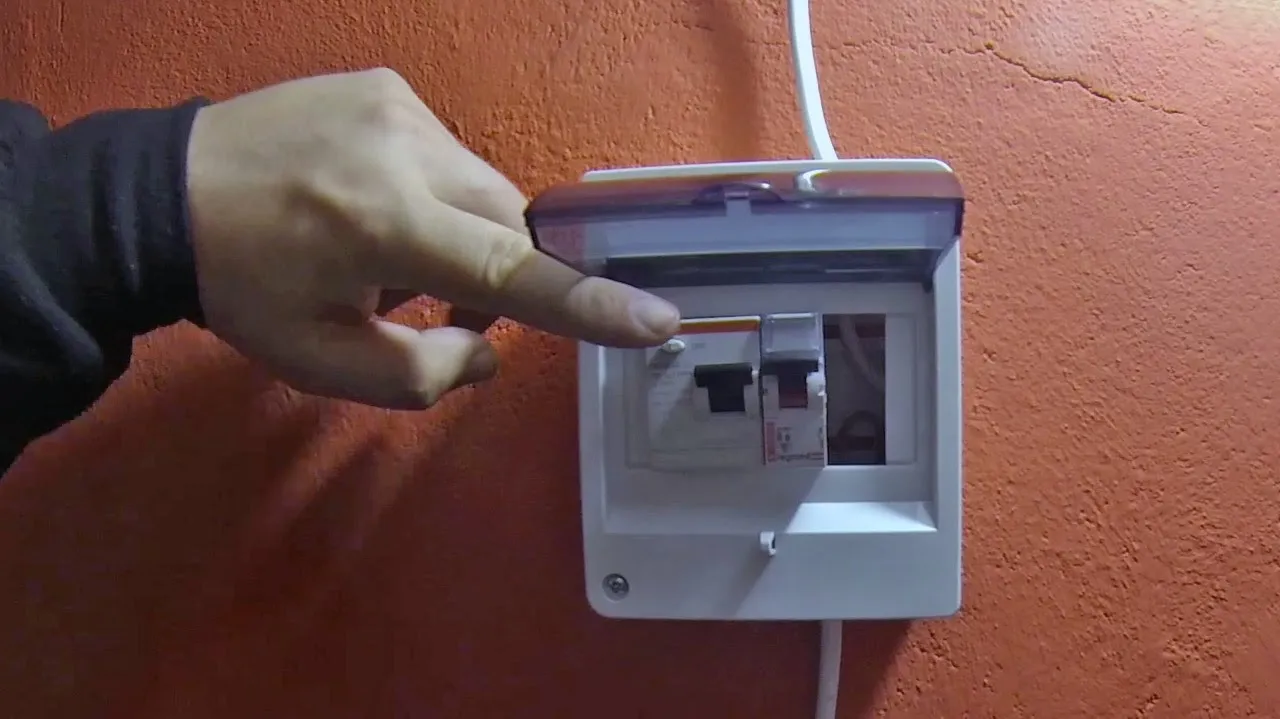 Jak podłączyć różnicówkę bez uziemienia i uniknąć niebezpieczeństw