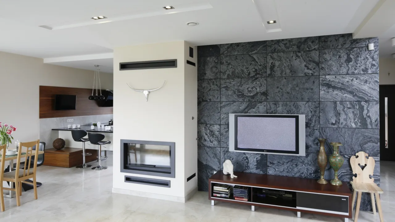 Czy przy kominku mogą być panele? Bezpieczne rozwiązania i porady