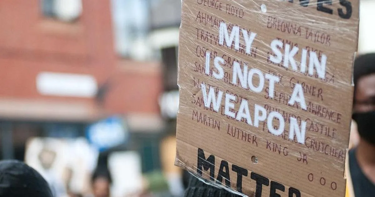 Przejawy rasizmu: Jak rozpoznać i zrozumieć ich skutki w życiu