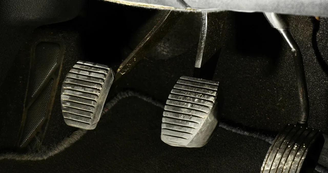 Gdzie jest sprzęgło gaz i hamulec w samochodzie? Odkryj ich układ!