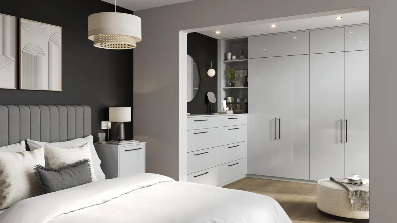 Szafka nocna, komoda czy szafa wnękowa: jak wybrać miejsce do przechowywania w sypialni?