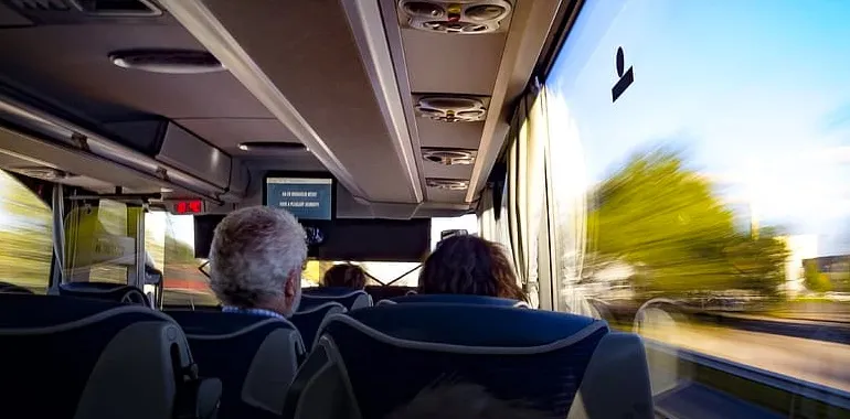 Gdzie najlepiej usiąść w autokarze, aby uniknąć niewygody?