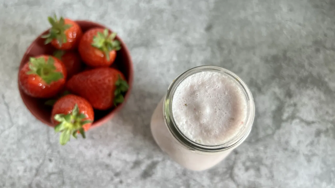 Przepis na pyszny keto koktajl truskawkowy: zdrowy i orzeźwiający