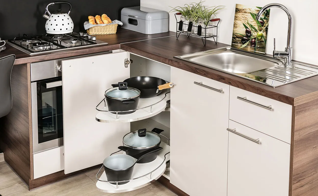 Jak zagospodarować szafki kuchenne, by uniknąć bałaganu i zyskać przestrzeń Jak zagospodarować szafki kuchenne, by uniknąć bałaganu i zyskać przestrzeń