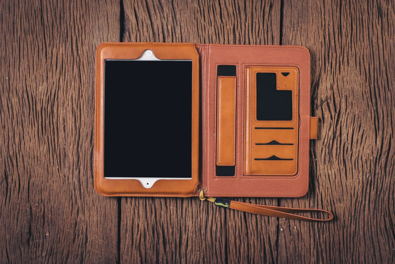 Jak zdjąć i założyć etui na tablet, żeby go nie uszkodzić?