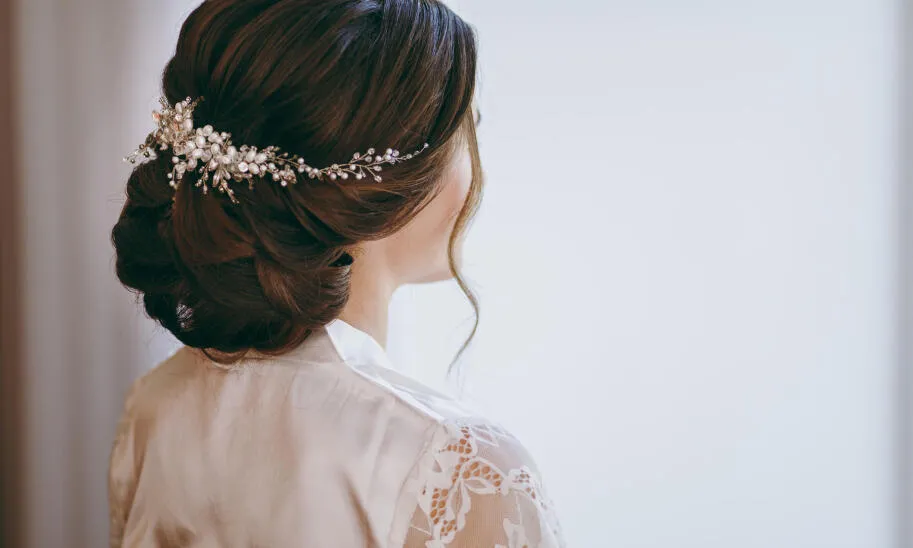 Jak dobrać fryzurę do sukni ślubnej, aby wyglądać olśniewająco