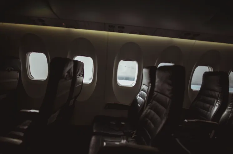 Podręczny zestaw na długi lot: Co zabrać i jak się przygotować?