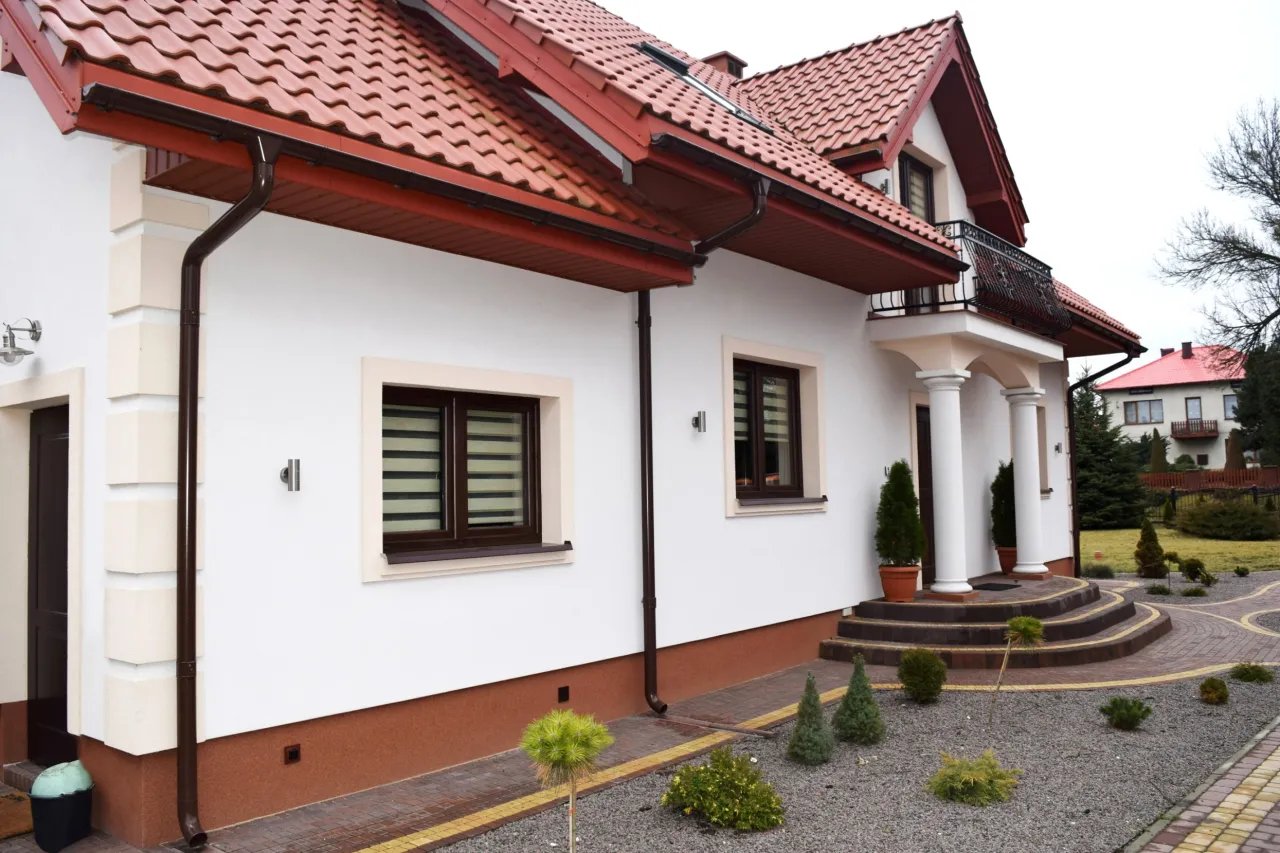 Czym wykończyć cokół na elewacji: 5 sprawdzonych materiałów i porad