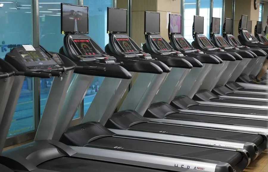 Czy bieżnia naprawdę odchudza brzuch? Sprawdź skuteczność treningu