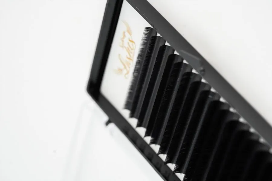 Rzęsy na pasku vs kępki - które sprawdzą się lepiej?