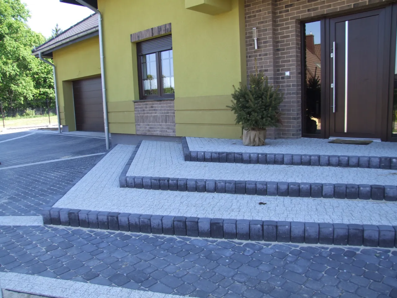 Solidne schody zewnętrzne z kostki krok po kroku. Uniknij kosztownych błędów!