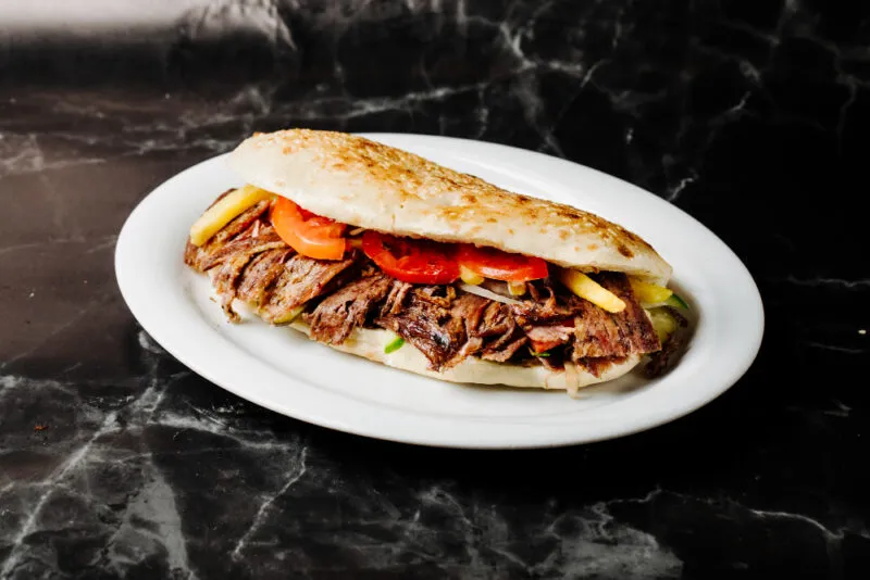 Ile kalorii ma kebab w bułce? Zaskakujące różnice w kaloryczności