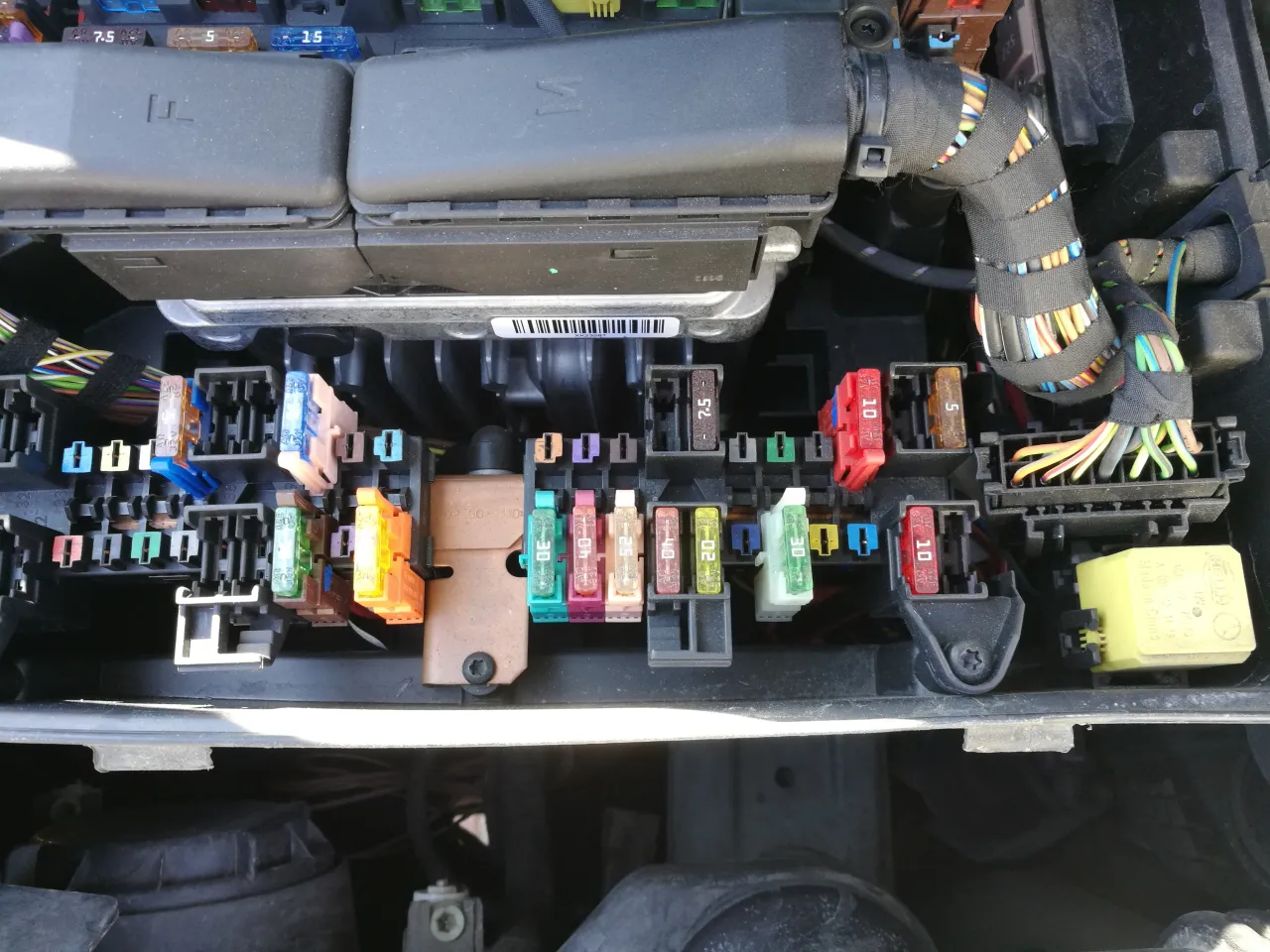 Gdzie są bezpieczniki w Mercedes Vito? Kluczowe informacje i lokalizacja Gdzie są bezpieczniki w Mercedes Vito? Kluczowe informacje i lokalizacja