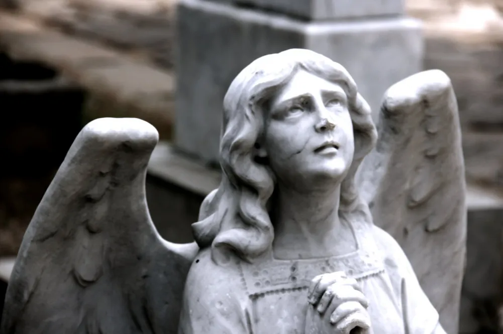 Czy dusza zmarłego nas widzi? Poznaj dowody na obecność bliskich zmarłych