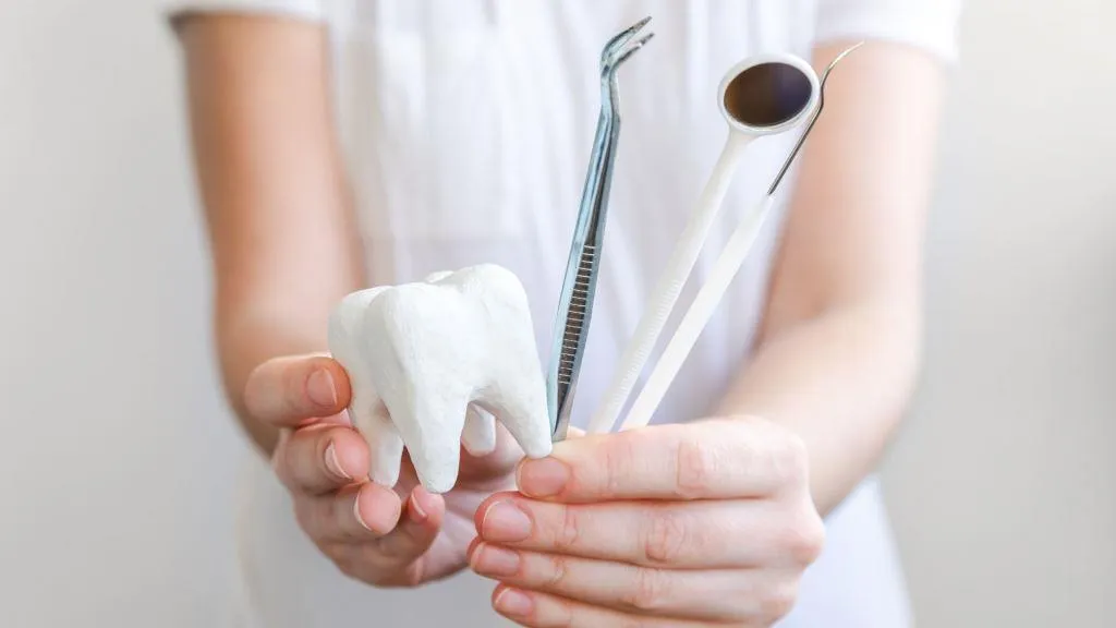 Ile kosztuje rekonstrukcja zęba? Sprawdź, jak uniknąć wysokich kosztów i zaplanuj budżet