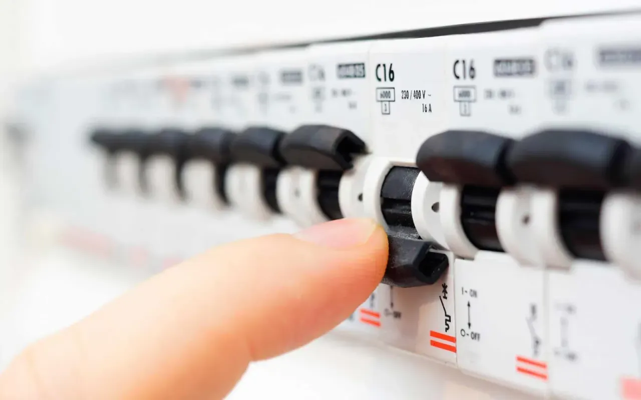 Jaki bezpiecznik do łazienki? Wybierz bezpieczny i skuteczny rozwiązanie