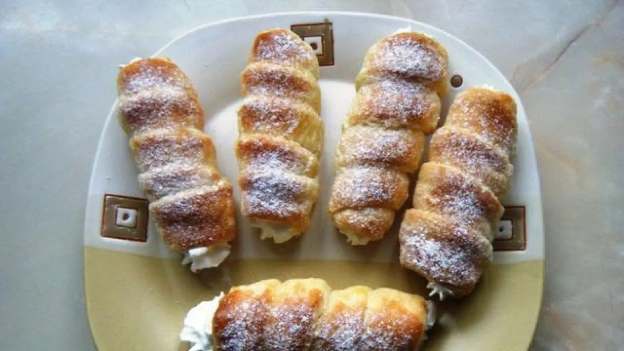 Przepis na rurki z ciasta półfrancuskiego, które zachwycą gości Przepis na rurki z ciasta półfrancuskiego, które zachwycą gości