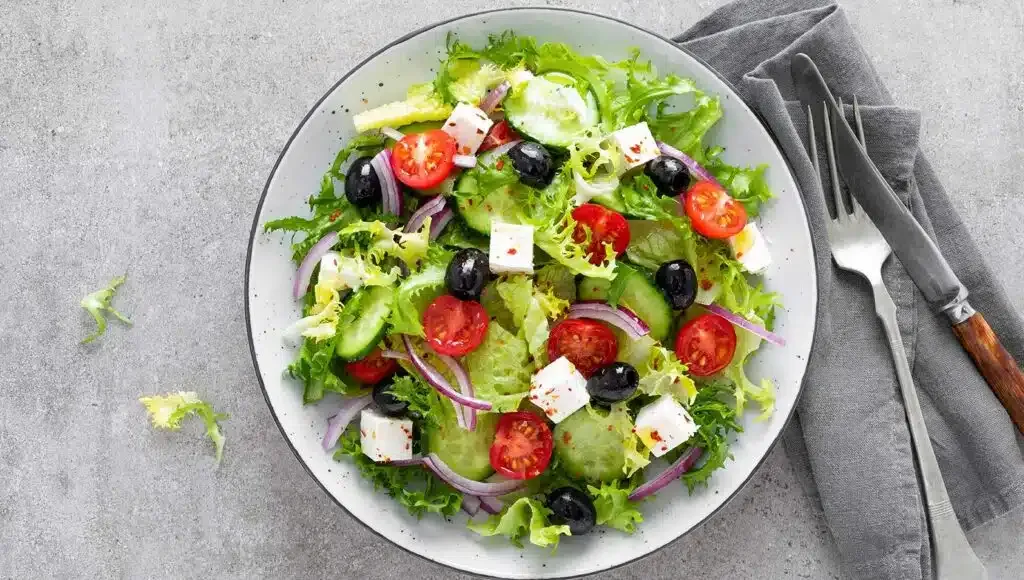 Jak zrobić szybką sałatkę w 5 minut z dostępnych w domu składników