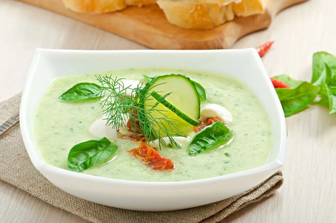 Prosta zupa ogórkowa krok po kroku. Domowy przepis, który zachwyci każdego!