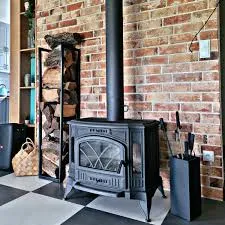 Cegła rustykalna: Jak wkomponować ją w aranżację wnętrza, by było przytulne?